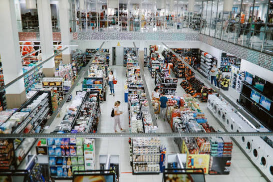 Retail store cleaned by Curarobotic autonomous robots